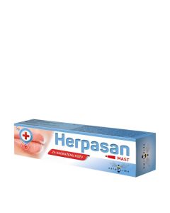 Apipharma Herpasan mast 5 g - mast vlaži i umiruje dehidriranu, blago nadraženu, ispucanu i iritiranu kožu. Bijelo plava kutija proizvoda na bijeloj pozadini.