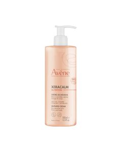 Avène XERACALM NUTRITION krema za tuširanje 500 ml - svakodnevna hranjiva njega suhe kože. Nježno uklanja nečistoće, štiti i obnavlja osjetljivu kožu. Rozo bijela boca s pumpicom na bijeloj pozadini.