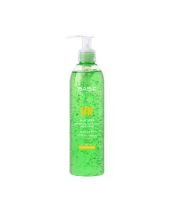 BABÉ Aloe Vera Gel 300 ml -  pruža osvježavajuću hidrataciju, trenutačni osjećaj olakšanja i ostavlja kožu mekom i svježom. Boca s pumpicom sa zelenim gelom aloe vere na bijeloj pozadini.