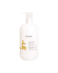 BABÉ Pediatric Hidratantno mlijeko za tijelo 500 ml - Pedijatrijsko hidratantno mlijeko pogodno za kožu beba i djece, formula s visoko hranjivim sastojcima za najnježniju kožu. Bijelo narančasta boca s pumpicom na bijeloj pozadini.