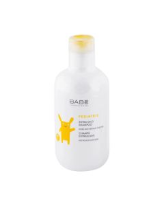 BABÉ Pediatric Ultra nježni šampon 200 ml - formuliran za nježno čišćenje mladog vlasišta, njegova ugodna sapunasta pjena čini kupanje ugodnim i zabavnim iskustvom. Bijelo narančasta boca na bijeloj pozadini.