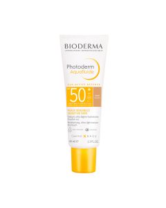 Bioderma PHOTODERM MAX AQUAFLUID TEINTE „DRY TOUCH“ SPF 50+ tamna nijansa - je tonirana krema za sunčanje koja jamči vrlo visoku UVA/UVB zaštitu za osjetljivu kožu. Proizvod je u narančasto bijeloj tubi na bijeloj pozadini.