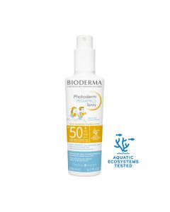 Bioderma PHOTODERM PEDIATRICS SPREJ SPF50+ 200 ml - vrlo visoka, ultra-sigurna zaštita od sunca dizajnirana zaštiti nježne kože djece od izlaganja suncu, štiti i jača barijeru kože. Bijelo narančasto plava boca sa špricom na bijeloj pozadini.