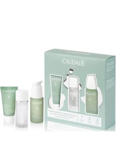 Caudalie Vinopure SET 2022 - Caudalie Vinopure gel za umivanje 30 ml + Caudalie Vinopure tonik 50 ml + Caudalie Vinopure serum za ublažavanje nepravilnosti 30 ml. Zeleno bijela kutija seta i njezini sadržaj na bijeloj pozadini.
