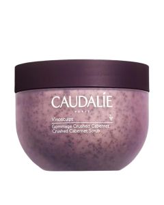 Caudalie Vinosculpt Cabarnet piling za tijelo, 250 ml -  nježno uklanja mrtve stanice kože, smanjuje neravnine na koži, a sve to istovremeno njeguje za trenutačni učinak "obnovljene kože". Koža ostaje glatka i  mekana.
