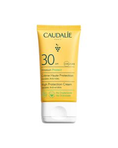 Caudalie Vinosun Anti-age krema za zaštitu od sunca SPF 30+ 50 ml - učinkovito štiti lice i dekolte od UVA/UVB zraka, a istovremeno djeluje protiv bora i za najosjetljiviju kožu. Žuto zeleno bijela tuba proizvoda na bijeloj pozadini.