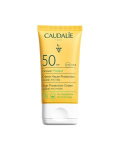 Caudalie Vinosun Anti-age krema za zaštitu od sunca SPF 50+ 50 ml - učinkovito štiti lice i dekolte od UVA/UVB zraka, a istovremeno djeluje protiv bora i za najosjetljiviju kožu. Žuto zeleno bijela tuba na bijeloj pozadini.