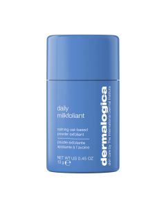 Dermalogica Daily Milkfoliant 13 g - piling u prahu na bazi zobi i kokosa nježno polira kožu i jača hidrolipidnu barijeru, dok je umirujućim sastojcima omekšava i zaglađuje. Plavo bijela bočica proizvoda na bijeloj pozadini.