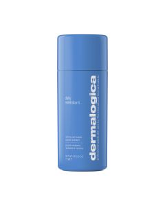 Dermalogica Daily Milkfoliant 74 g - piling u prahu na bazi zobi i kokosa nježno polira kožu i jača hidrolipidnu barijeru, dok je umirujućim sastojcima omekšava i zaglađuje. Plavo bijela bočica proizvoda na bijeloj pozadini.