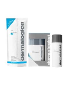 Dermalogica Daily Microfoliant Piling - dnevni piling za posvjetljivanje. Tri verzije proizvoda su na slici. Verzija od 13 grama i od 74 grama su u bijelim bočicama sa sivim poklopcem. Verzija u bijeloj vrećici za refill od 74 grama. Proizvodi su na bijel