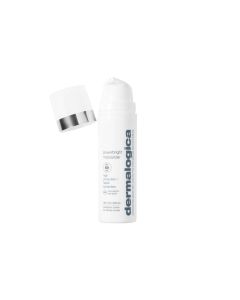 Dermalogica PowerBright Moisturizer SPF50 - dnevna hidratantna krema sa zaštitnim faktorom SPF 50 štiti kožu od nastanka tamnih mrlja. Proizvod u bijeloj bočici sa bijelim čepom na bijeloj pozadini. Čep je sa strane proizvoda. 