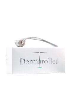 Dermaroller HC902 + GRATIS Dermaroller Cleaner 30ml - stimulira intenzivno obnavljanje površine kože i tako savršeno upotpunjuje visokokvalitetnu anti-age njegu + gratis Cleaner 30 ml. Bijelo srebrna kutija proizvoda na bijeloj pozadini.