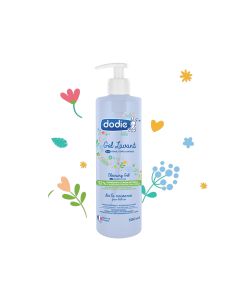 Dodie Gel za pranje 3 u 1, 500 ml - dizajniran s blagim surfaktantima za učinkovito čišćenje kože i kose beba, ostavlja kožu mekom i svježom, bez isušivanja. Bijelo plavo zelena boca s pumpicom na bijeloj pozadini.