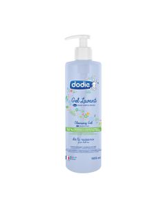 Dodie Gel za pranje 3 u 1, 500 ml - dizajniran s blagim surfaktantima za učinkovito čišćenje kože i kose beba, ostavlja kožu mekom i svježom, bez isušivanja. Bijelo plavo zelena boca s pumpicom na bijeloj pozadini.