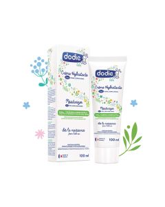 Dodie Hidratantna krema 3 u 1, 100 ml -  idealan je tretman za njegu dehidriranih područja bebine kože. Bijelo zeleno plava kutija i tuba proizvoda na bijeloj pozadini sa cvijetićima i lišćem.