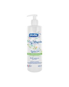 Dodie Voda za čišćenje 3 u 1, 500 ml - hidratizira i umiruje osjetljivu bebinu kožu, a istovremeno je štiti. Njegova formula čisti učinkovito i nježno, a sve to bez ispiranja. Bijelo plava boca proizvoda na bijeloj pozadini.