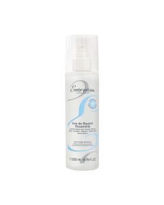 Embryolisse Eau de Beauté Rosamélis tonik 200 ml - tonik za osvježenje kože tijekom dana, fiksiranje šminke, ali i nježna tonizirajuća vodica za čišćenje kože lica i vrata. Bijelo plava bočica s sprejom na bijeloj pozadini.