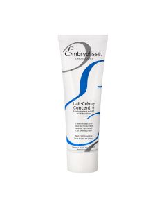 Embryolisse Lait-Crème Concentré - pruža iznimnu njegu te se može koristiti kao idealna podloga za šminku i pripremu tena, kao hidratacijska krema ili kao maska za njegu. Bijelo plava tuba proizvoda na bijeloj pozadini.