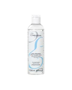 Embryolisse Micellar Lotion 250 ml - micelarni losion s 95 % sastojaka prirodnog podrijetla, te djelotvorno uklanja nečistoće, čestice onečišćenja i ostatke vodootporne šminke. Bijelo plava bočica proizvoda na bijeloj pozadini.