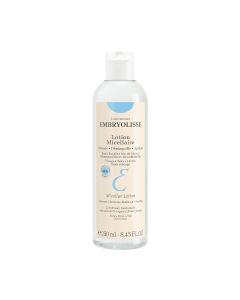 Embryolisse Micellar Lotion 250 ml - micelarni losion s 95 % sastojaka prirodnog podrijetla, te djelotvorno uklanja nečistoće, čestice onečišćenja i ostatke vodootporne šminke. Bijelo plava bočica proizvoda na bijeloj pozadini.