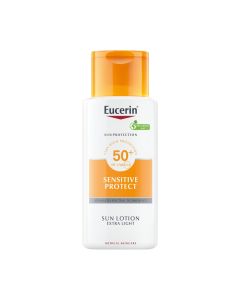 Eucerin Sensitive Protect ekstra lagani losion za zaštitu od sunca SPF 50+, štiti od oštećenja kože uzrokovanog suncem. Prikladan za atopičnu kožu. Ekstra lagani losion za sunčanje se odmah upija i vodootporan je. Narančasto bijela boca proizvoda na bijel
