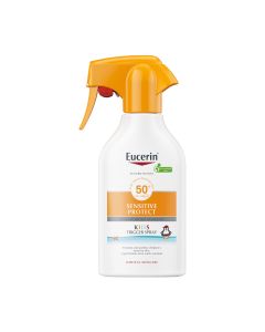 Eucerin Sensitive Protect Kids sprej za zaštitu dječje kože od sunca SPF 50+ 250 ml - klinički je i dermatološki prikladan za osjetljivu dječju kožu uključujući kožu s atopijskim dermatitisom. Bijelo narančasta bočica sa špricom na bijeloj pozadini. 