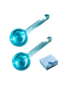 FRAICHEUR Ice Globes Blue - Ledene kugle za tvoje lice - jer beauty profesionalci znaju koliko je led koristan za uklanjanje napuhavanja, smirivanje i konturiranje kože. Plave ledene kugle i plava kutija na bijeloj pozadini.