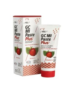 GC TOOTH MOUSSE JAGODA 35 ml - zubna krema na bazi vode koja sadrži Recaldenttm (CPP-ACP: kasein fosfopeptid - amorfni kalcij fosfat). Bijelo crvena kutija proizvoda i tuba na bijeloj pozadini.