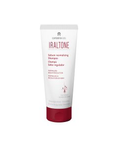 IRALTONE Sebum-normalizing šampon 200 ml - multi-aktivna formula s ekskluzivnim sastojcima koji svojim snažnim pročišćavajućim djelovanjem smanjuju lučenje sebuma i uklanjaju nastale nečistoće. Bijelo crvena tuba proizvoda na bijeloj pozadini.
