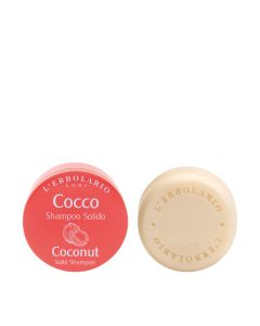 L'Erbolario Kruti šampon za kosu Cocco - Praktičan i veoma lagan, (težak samo 60g), a uza sve to super održiv proizvod. Koraljno roza bijela kutijica proizvoda i bijelo žuti šampon na bijeloj pozadini.
