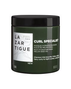 Lazartigue CURL SPECIALIST maska za kovrčavu kosu 250 ml - maska obogaćena s uljem koštice pustinjske dinje, dubinski hrani i hidratizira vlasi kose. Zeleno bijela posudica proizvoda na bijeloj pozadini.