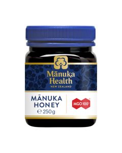 Manuka Health Manuka med MGO 100+ 250 g - jedini je 100% prirodni prehrambeni proizvod koji ima pouzdano protuupalno i učinkovito antibakterijsko djelovanje. Tamno plavo bijela bočica na bijeloj pozadini.