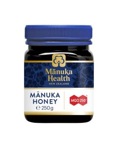 Manuka Health Manuka med MGO 250+ 250 g - ovaj je med specifičan zbog svog aromatičnog mirisa i okusa, a ima jako antibakterijsko djelovanje. Tamno plavo bijela bočica proizvoda na bijeloj pozadini.