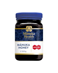 Manuka Health Manuka med MGO 250+ 500 g - ovaj je med specifičan zbog svog aromatičnog mirisa i okusa, a ima jako antibakterijsko djelovanje. Tamno plavo bijela bočica proizvoda na bijeloj pozadini.