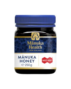 Manuka Health Manuka med MGO 400+ 250 g - ovaj je med specifičan zbog svog aromatičnog mirisa i okusa, a ima jako antibakterijsko djelovanje. Tamno plavo bijela bočica na bijeloj pozadini.