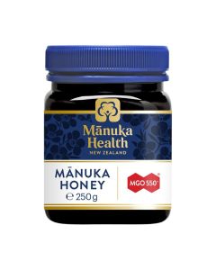 Manuka Health Manuka med MGO 550+ 250 g -  ovaj je med specifičan zbog svog aromatičnog mirisa i okusa, a ima jako antibakterijsko djelovanje. Tamno plavo bijela bočica proizvoda na bijeloj pozadini.