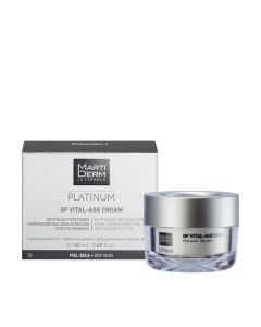 MartiDerm Platinum GF Vital Age krema za suhu kožu 50 ml - hrani kožu i daje joj prirodnu blistavost. Poboljšava teksturu i stanje kože, hidratizira, obnavlja i učvršćuje. Bijelo srebrna kutija i bočica proizvoda na bijeloj pozadini.