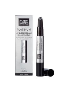 MartiDerm Platinum Lip Supreme balzam za njegu usana 4,5 ml - kozmetička njega koja hidratizira i puni usne - bori se protiv stanjivanja i popunjava bore. Srebrno crna kutija i otvoreni balzam u sticku na bijeloj pozadini.