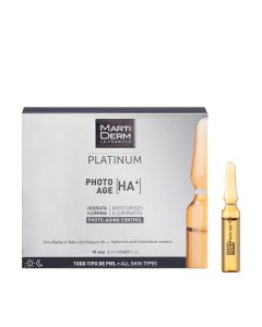 MartiDerm Platinum Photo-Age HA+ ampule 10 komada x 2 ml - ampula nastala sinergijom vitamina C, Proteuma 89+ i hijaluronske kiseline. Srebrno crna kutija i žuto smeđa ampula na bijeloj pozadini.