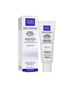 MartiDerm Skin Repair ARNIKA gel krema SPF30 50ml - gel krema za lokalno djelovanje s faktorom zaštite od sunca 30. Poboljšava izgled, elastičnost i boju na područjima ožiljaka. Bijelo plava kutija i krema proizvoda na bijeloj pozadini.