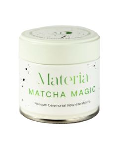 Materia Matcha 30 g - napravljena je od najfinijih mladih listova zelenog čaja u Japanu. Smatra se i jednim od najzdravijih napitaka na svijetu, zahvaljujući bogatstvu antioksidansa, aminokiselina, vitamina i minerala.  