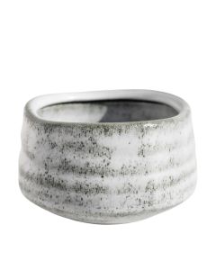 Materia Zdjelica za Matchu Siva - ili chawan, koristi se i za pripremu i za ispijanje matche. Važno je da ima dovoljno široko dno, kako bi se stvorila kremasta pjenica prilikom whiskanja matcha praha s vodom.