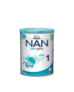 Nestlé NAN OPTIPRO 1 zamjensko mlijeko 0 - 6 mj. 400 g - proizvod pogodan za posebne prehrambene potrebe dojenčadi od rođenja, kada se ne doje ili se dohranjuju. Zeleno plavo bijela limenka na bijeloj pozadini.