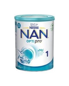 Nestlé NAN OPTIPRO 1 zamjensko mlijeko 0 - 6 mj. 800 g - proizvod pogodan za posebne prehrambene potrebe dojenčadi od rođenja, kada se ne doje ili se dohranjuju. Zeleno plavo bijela limenka na bijeloj pozadini.