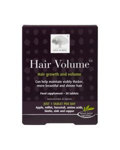 New Nordic Hair Volume tablete za kosu 30 tableta - dodatak prehrani na bazi ekstrakta jabuke s prirodnim sadržajem procijanidina B2. Tamno ljubičasto zeleno bijela kutija proizvoda na bijeloj pozadini.