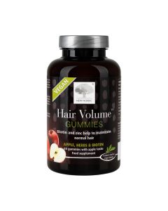 New Nordic Hair Volume Gummies 60 komada - gumeni bomboni opskrbljuju hranjivim tvarima vlasište i folikule dlake (korijen kose) gdje se kosa formira. Srebrno ljubičasto smeđa bočica na bijeloj pozadini.
