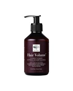 New Nordic Hair Volume Regenerator 250 ml - regenerator sadrži jabuku, proso i aminokiseline koje bez težine obnavljaju kosu dajući joj volumen, sjaj i mekoću. LJubičasto crno bijela bočica s pumpicom na bijeloj pozadini.
