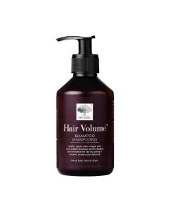 New Nordic Hair Volume Šampon 250 ml - šampon sadrži jabuku, jabučni ocat i aminokiseline koji obnavljaju i zgušnjavaju kosu. Ljubičasto bijelo crna boca s pumpicom na bijeloj pozadini.