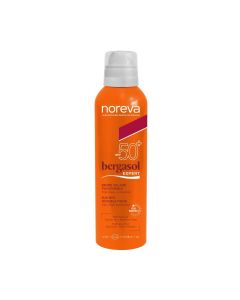 Noreva BERGASOL EXPERT MIST SPF50+ - sadrži napredne solarne filtere, Bergasol Expert Sun magla SPF50+ pruža potpunu zaštitu od UVA, UVB, IR i plave svjetlosti. Proizvod je u boci s špricom na bijeloj pozadini.