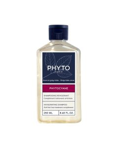 Phyto Phytocyane šampon protiv ispadanja kose za žene 250 ml - šampon PHYTOCYANE idealan je za pripremu vlasišta prije tretmana protiv opadanja kose. Plavo bijelo crvena boca proizvoda na bijeloj pozadini.